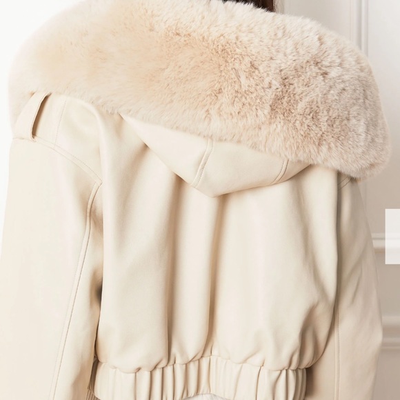Elegant Cream Leather Jacket with Faux Fur Trim - Picture 2 of 4